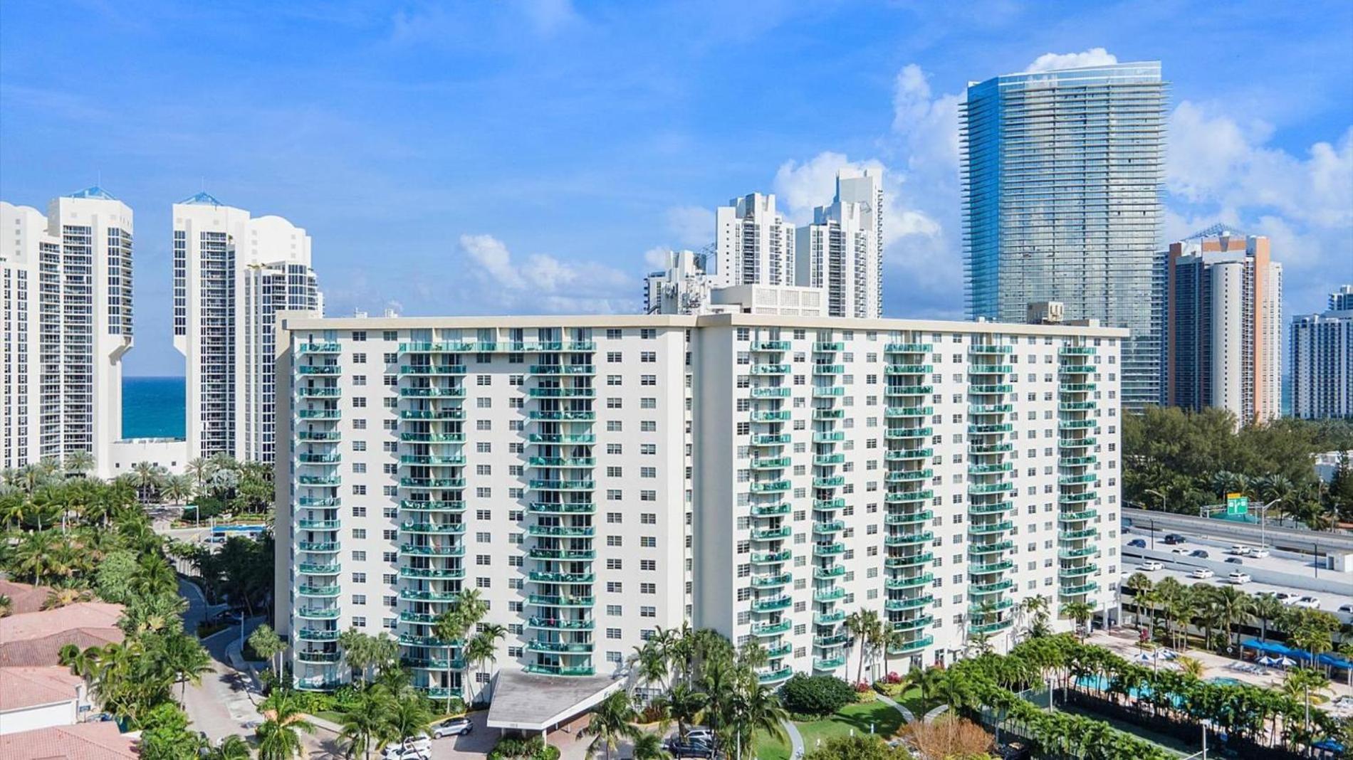 Ocean Reserve Luxury Condos Across From Sunny Isles Beach Miami Beach Exterior photo